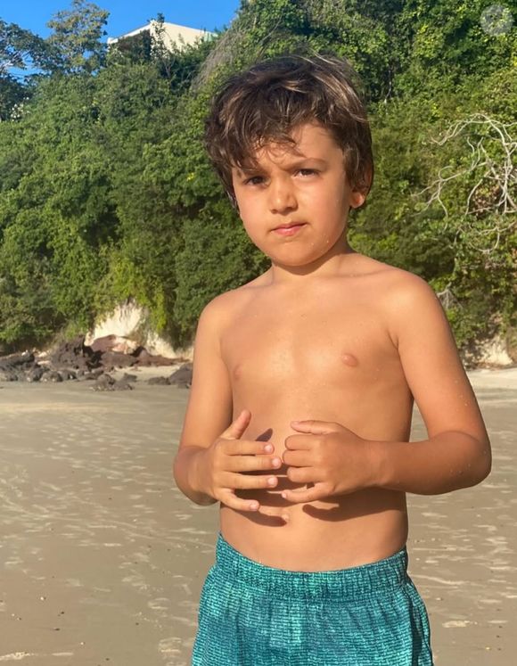 Neto de Silvio Santos, Pedro, filho de Patricia Abravanel, surgiu em várias fotos postadas pelo pai, Fabio Faria, no dia do seu aniversário de 11 anos