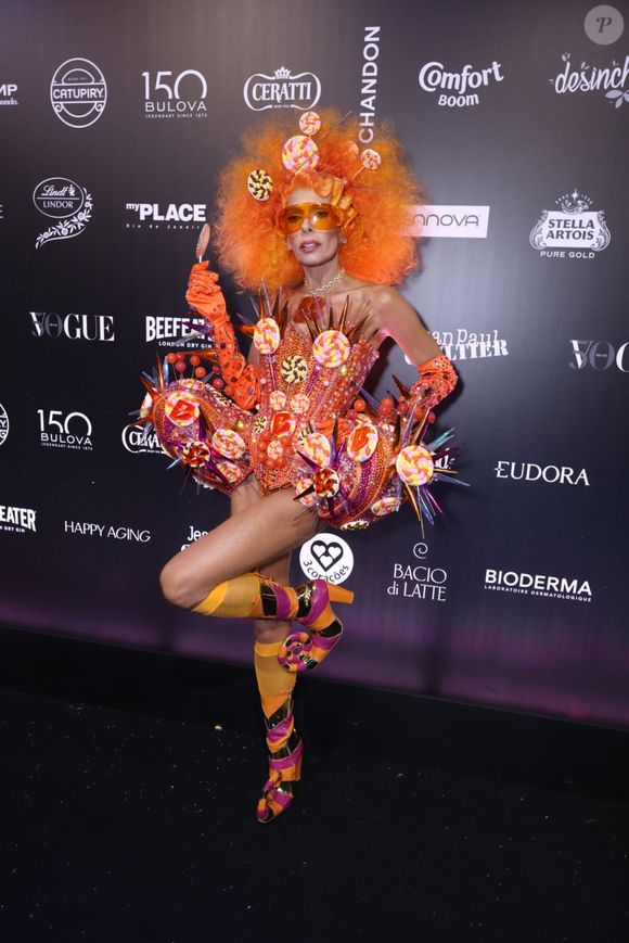 Adriane Galisteu usou vestido laranja com referência a jogo de casa de apostas