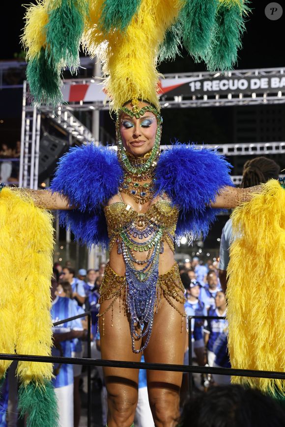 Para ensaiar como Rainha de Bateria da Vila Isabel, Sabrina Sato escolheu um look verde, azul e amarelo