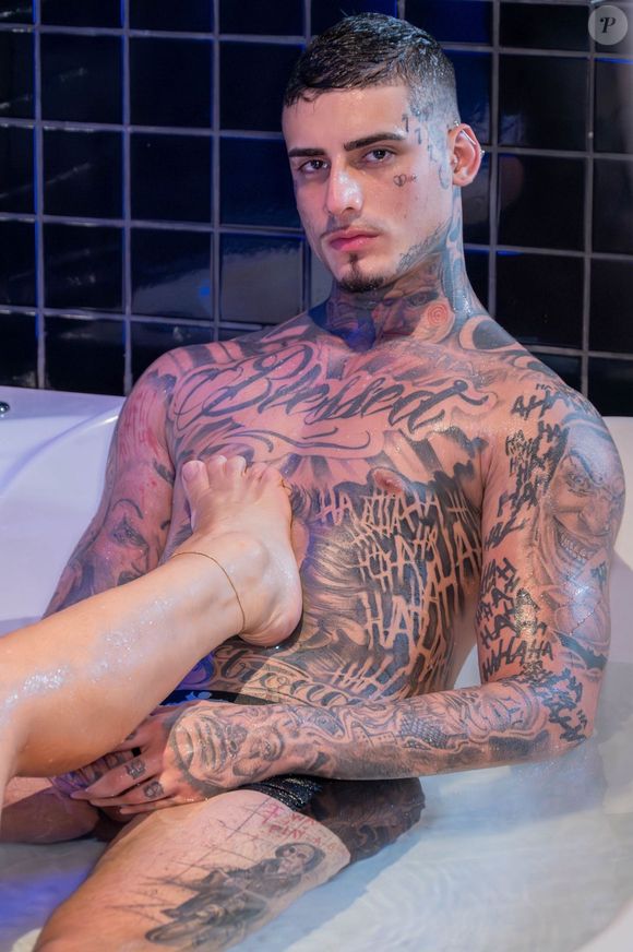 De Urach para Ambiel! Kylian segue causando e protagoniza novo pornô com a musa dos anos 90!