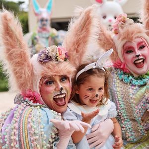 Maria Alice se diverte com personagens fantasiados com a temática de Páscoa