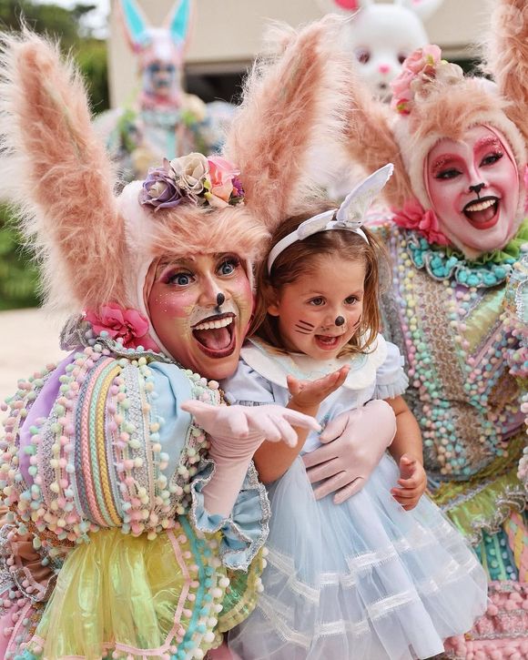 Maria Alice se diverte com personagens fantasiados com a temática de Páscoa
