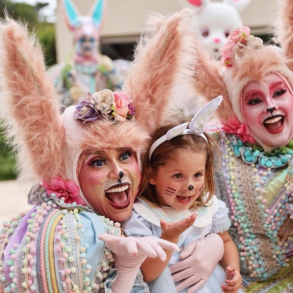 Maria Alice se diverte com personagens fantasiados com a temática de Páscoa