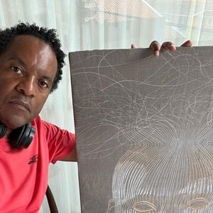 Agostinho Paulo Moura é publicitário e também trabalha como artista plástico, mas prefere uma vida mais discreta