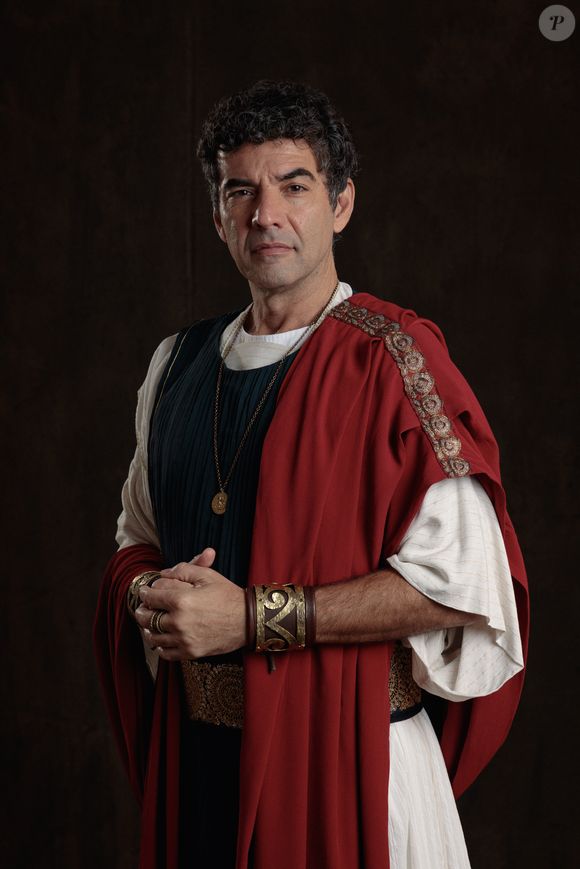 Gustavo Machado na série 'Paulo, o Apóstolo'; em 'Além do Tempo', interpretou Alberto, papel de Juca de Oliveira, jovem