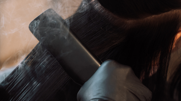 Uso de progressiva com formol no cabelo é ilegal? Veja 4 riscos e consequências de acordo com a especialista Rafaela de La Lastra
