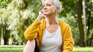 O que é a caminhada do gorila: o exercício para melhorar a força e o equilíbrio a partir dos 50 e 60 anos