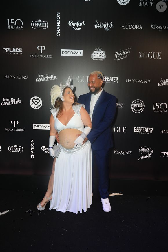 A gravidinha Tati Machado apareceu com um look branco e prata ao lado do marido