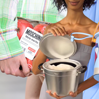 Ideias para o Dia da Mochila Maluca: panela, tijolo e até bandeja de frutas entre as 9 bolsas inusitadas da Moschino na Semana de Moda de Milão primavera-verão 2026