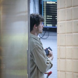 Flagrados no aeroporto, Bruna Marquezine e Shawn Mendes chamaram atenção ao lado de Sasha Meneghel e João Lucas durante viagem em grupo