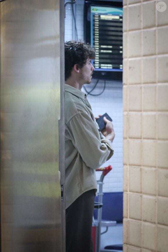 Flagrados no aeroporto, Bruna Marquezine e Shawn Mendes chamaram atenção ao lado de Sasha Meneghel e João Lucas durante viagem em grupo
