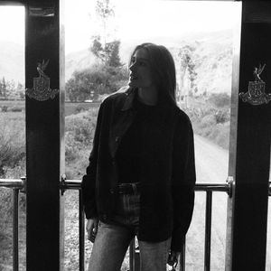 Nos passeios, a design de moda apostou em casaco de tricot, jeans retos e peças de silhueta limpa, criando looks que equilibram elegância e conforto.