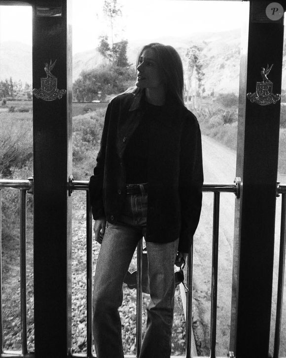 Nos passeios, a design de moda apostou em casaco de tricot, jeans retos e peças de silhueta limpa, criando looks que equilibram elegância e conforto.