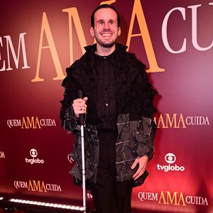 Fernando Campos destacou-se com uma jaqueta artística preta repleta de texturas geométricas em alto-relevo e detalhes desfiados, harmonizada com calça de alfaiataria risca-de-giz