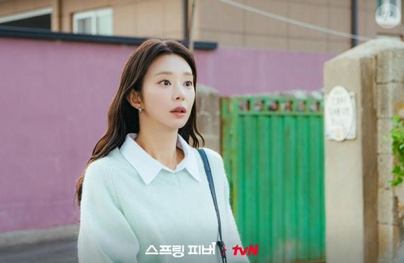 Já a professora Yoon Bom ganha vida com a sensibilidade de Lee Joo-bin, que recentemente chamou atenção do público em 'Rainha das Lágrimas' e 'Seguro Para Divorciados'