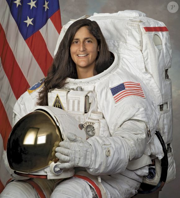2004: Sunita Williams em sua foto oficial como astronauta da NASA