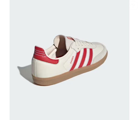 O Adidas Samba OG reúne referências esportivas e uma cor que remete ao morango cravejado, nova febre entre os doces virais. Com cabedal de couro trabalhado e fechamento por cadarço, o tênis é uma alternativa para atualizar as produções da Primavera