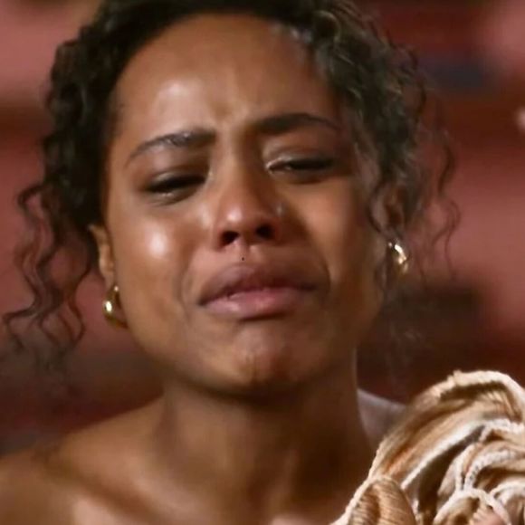 Beatriz (Duda Santos) se decepciona com Clarice (Carol Castro) após a mãe apoiar o casamento de Beto (Pedro Novaes) e Bia (Maísa) na novela Garota do Momento