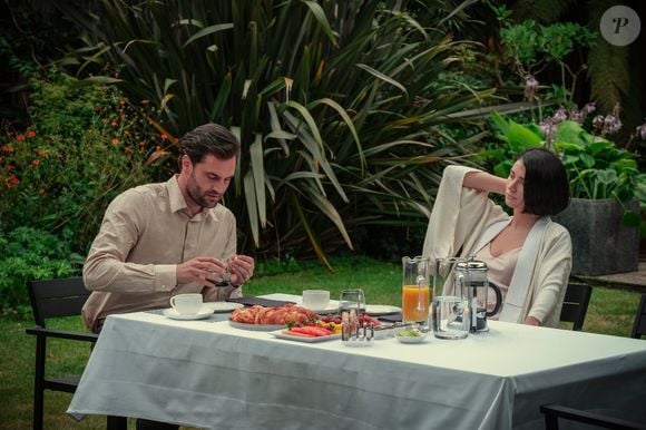 Por Trás de Seus Olhos é uma minissérie britânica da Netflix baseada no livro homônimo de Sarah Pinborough. A produção tem seis episódios e um final que divide opiniões