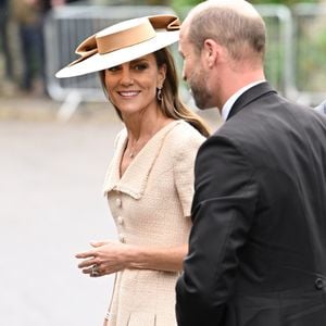 Kate Middleton escolheu um vestido da grife Roland Mouret, avaliado em cerca de R$ 4,7 mil, para o casamento de Peter Phillips e Harriet Sperling