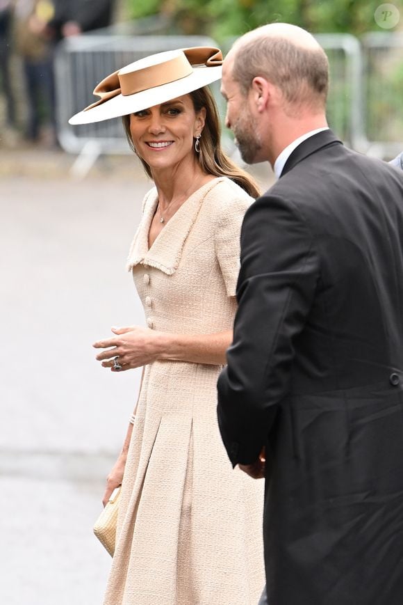 Kate Middleton escolheu um vestido da grife Roland Mouret, avaliado em cerca de R$ 4,7 mil, para o casamento de Peter Phillips e Harriet Sperling