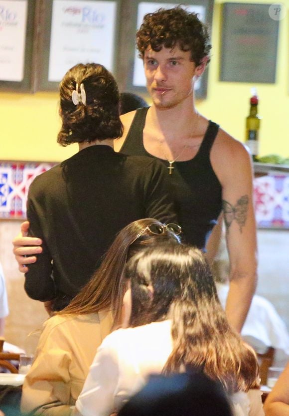 Shawn Mendes com um palito na boca após jantar com Bruna Marquezine