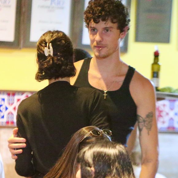 Shawn Mendes com um palito na boca após jantar com Bruna Marquezine
