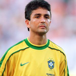 Bebeto, cujo nome é José Roberto Gama de Oliveira, foi um dos maiores atacantes da história do futebol brasileiro e peça fundamental na conquista da Copa do Mundo de 1994, formando com Romário a lendária dupla 'Ro-Ro'. O jogador participou de três edições do torneio e deixou sua marca no mundial de várias formas