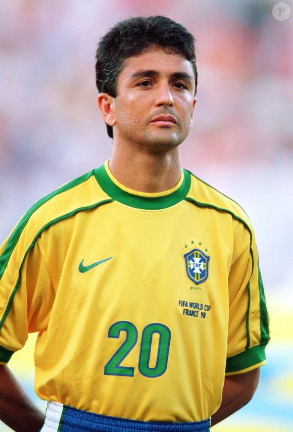 Bebeto, cujo nome é José Roberto Gama de Oliveira, foi um dos maiores atacantes da história do futebol brasileiro e peça fundamental na conquista da Copa do Mundo de 1994, formando com Romário a lendária dupla 'Ro-Ro'. O jogador participou de três edições do torneio e deixou sua marca no mundial de várias formas