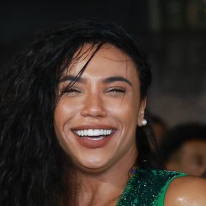 Short jeans destroyed curto + decote no limite: o look de Evelyn Bastos, rainha da Mangueira, para pré-carnaval 2025