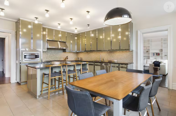 A cozinha do apartamento de Bruce Willis no Upper West Side contava com um balcão para refeições rápidas, bancadas de granito, armários com detalhes cromados, duas geladeiras Sub-Zero e um fogão Viking de seis bocas.