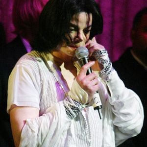 A reação de Ne-Yo ao receber uma ligação de Michael Jackson virou uma das histórias curiosas de sua carreira. De acordo com entrevista reproduzida pelo portal Música no Ponto, o cantor só percebeu que havia desligado na cara do ídolo depois de conversar com Peter Lopez, representante do astro. O episódio aconteceu em 2008, segundo reportagem de O Globo
