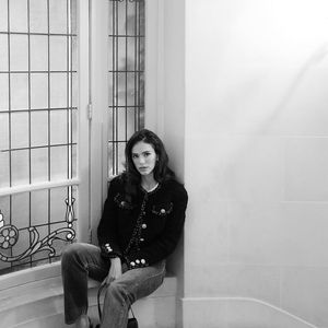 Bruna Marquezine combinou jeans vintage e uma jaqueta de tweed couture