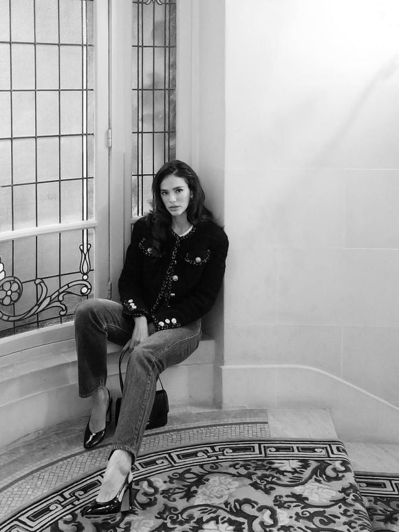 Bruna Marquezine combinou jeans vintage e uma jaqueta de tweed couture