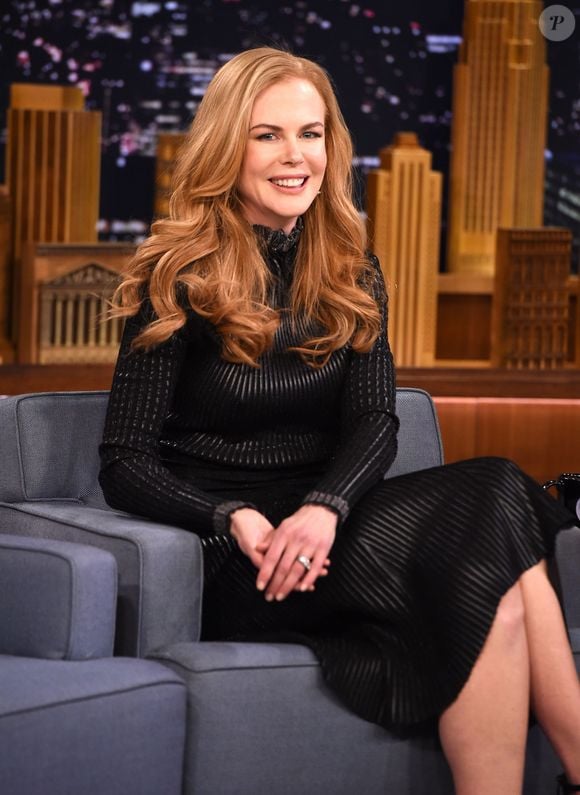 Segundo a hairstylist Delphine Courteile, o melhor é clarear o cabelo meio tom em relação à sua cor natural, o que ajuda tanto a suavizar os traços do rosto quando facilitar a manutenção dos fios