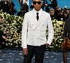 Com blazer de PÉROLAS, Pharrell Williams desfila no Met Gala 2025. Mais de 15 mil pérolas foram utilizadas para confeccionar a peça