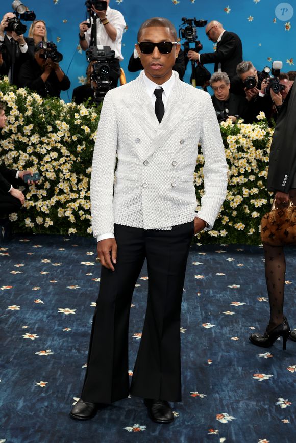 Com blazer de PÉROLAS, Pharrell Williams desfila no Met Gala 2025. Mais de 15 mil pérolas foram utilizadas para confeccionar a peça