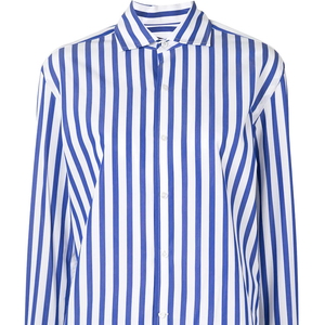 A camisa usada por Isabelle Drummond durante a viagem tem visual clássico e é bastante semelhante a um modelo da Ralph Lauren Collection, com risca de giz, gola tradicional, mangas longas e fechamento por botões. A peça, segundo as informações fornecidas, custa R$ 4.522 no site da Farfetch