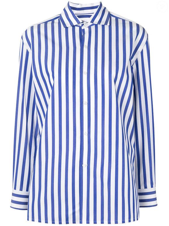 A camisa usada por Isabelle Drummond durante a viagem tem visual clássico e é bastante semelhante a um modelo da Ralph Lauren Collection, com risca de giz, gola tradicional, mangas longas e fechamento por botões. A peça, segundo as informações fornecidas, custa R$ 4.522 no site da Farfetch