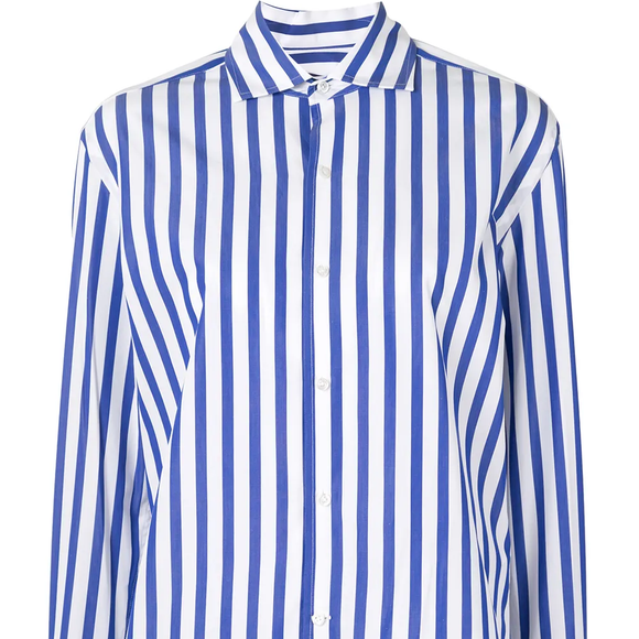 A camisa usada por Isabelle Drummond durante a viagem tem visual clássico e é bastante semelhante a um modelo da Ralph Lauren Collection, com risca de giz, gola tradicional, mangas longas e fechamento por botões. A peça, segundo as informações fornecidas, custa R$ 4.522 no site da Farfetch