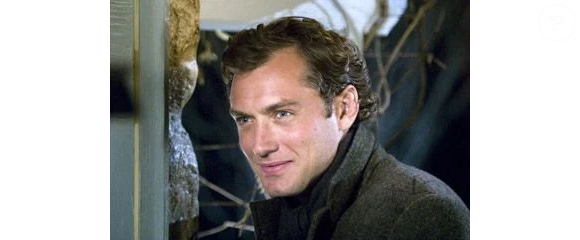 "O Amor Não Tira Férias" não é um filme revolucionário, mas também não pretende ser. Sua força reside em outro lugar: na sensação de lar, de pausa, de romance sem melodrama.