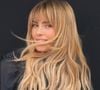 Carolina Dieckmmann surpreendeu ao abandonar o visual usado no filme de 'A Viagem'. A atriz investiu em apliques, voltou ao loirão e citou Shakira ao mostrar o resultado