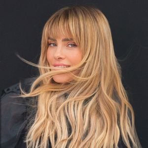 Carolina Dieckmmann surpreendeu ao abandonar o visual usado no filme de 'A Viagem'. A atriz investiu em apliques, voltou ao loirão e citou Shakira ao mostrar o resultado