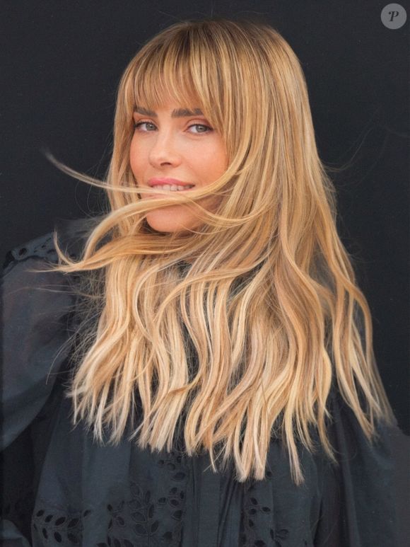 Carolina Dieckmmann surpreendeu ao abandonar o visual usado no filme de 'A Viagem'. A atriz investiu em apliques, voltou ao loirão e citou Shakira ao mostrar o resultado