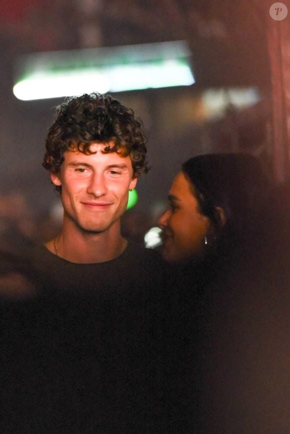 Bruna Marquezine e Shawn Mendes se aproximaram pela primeira vez em 2017, durante o Rock in Rio; em 2025, atriz e cantor engataram o affair