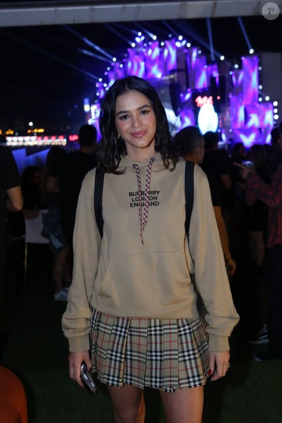 Bruna Marquezine já chamou atenção com moletom e saia de pregas Burberry em festival de música, montando um look com inspiração colegial