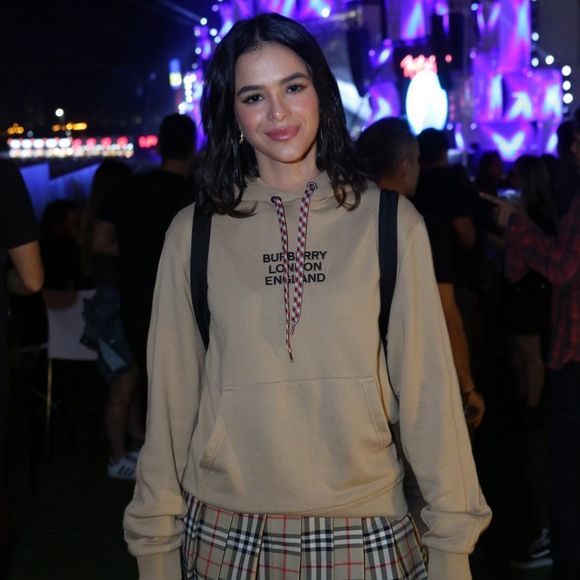 Bruna Marquezine já chamou atenção com moletom e saia de pregas Burberry em festival de música, montando um look com inspiração colegial