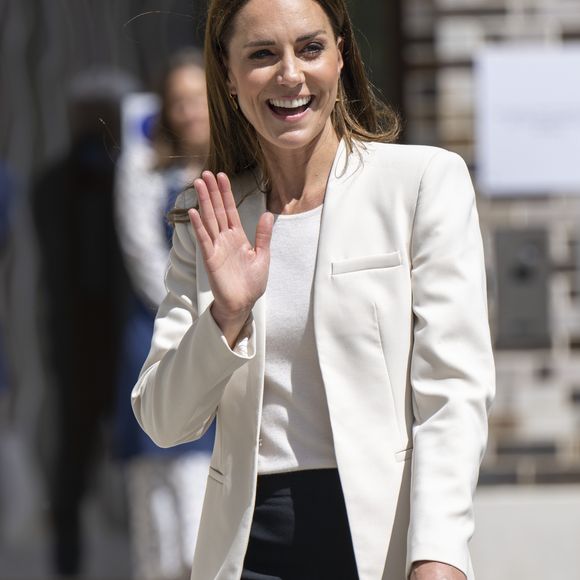 Kate Middleton em look p&b com blazer: aqui, o visual da britânica ficou leve e sofisticado