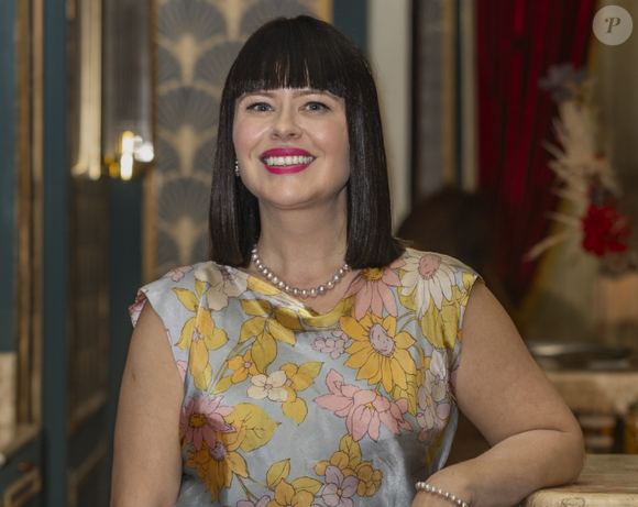 Mirtes (Mariana Bridi) - Jovem de boa família, foi parar no Dancing depois da ruína financeira dos pais. Se apaixona por Ernesto (Eriberto Leão) e vira sua aliada.