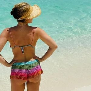 Angélica botou o bumbum pra jogo em uma foto de shortinho fio-dental na praia